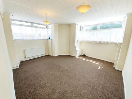 2 Bedroom Flat to Rent in Cromwell Road, Rushden, Northants, NN10 - Photo 3