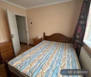 4 bedroom semi-detached house to rent - Photo 3