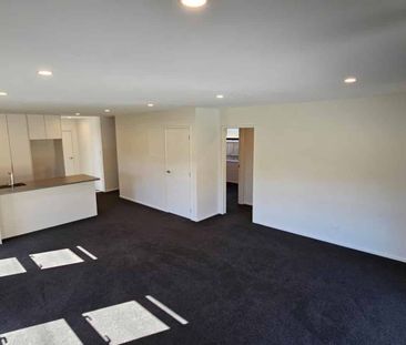 THREE BEDROOM CLOSE TO HOSPITAL - Photo 2