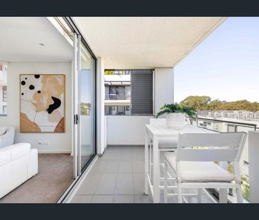 Sophisticated two-bedroom home in Lora Lane Cove - Photo 6