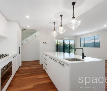 FAMILY ABODE IN MOUNT CLAREMONT - Photo 1