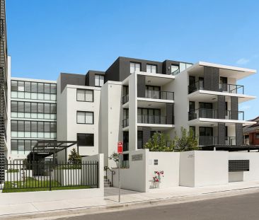 Modern villa-style apartment with lush garden views - Photo 6