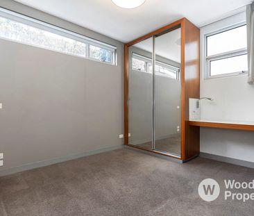 Stylish Sun-Filled Apartment Opposite Albert Park – Private Courtya... - Photo 2