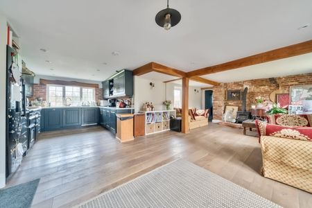4 bedroom semi-detached house to rent - Photo 5