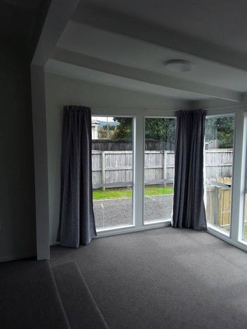 Bright & Convenient Ã¢Â€Â“ Walk to Town! - Photo 3