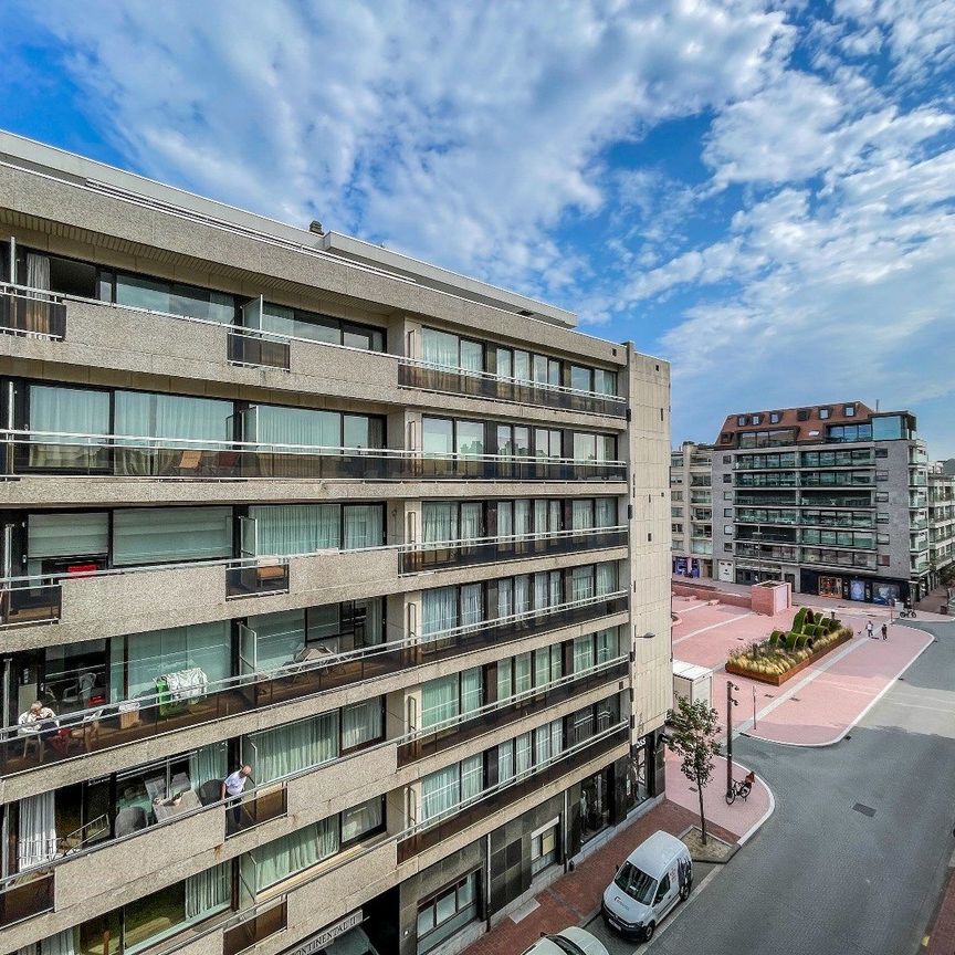 Aangename penthouse met ruim zonneterras gelegen op de Kustlaan vlakbij het Lichttorenplein. - Foto 1