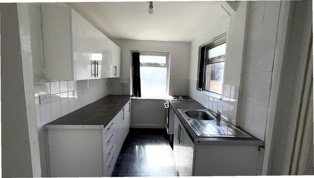 3 bedroom semi-detached house to rent - Photo 1
