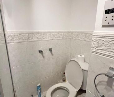 1 bedroom in a flat share to rent - Photo 2
