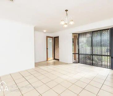 “Spacious home with large workshop” - Photo 2