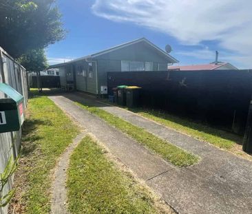 Fully Fenced 3 bedroom home - Photo 4