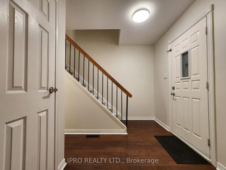 Condo Townhouse For Lease | W8146618 - Photo 3