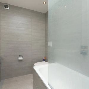 3 bedroom flat in London - Photo 3