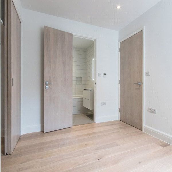 3 King George's Walk, 5 Esher High Street, Esher, Surrey, KT10 - Photo 1