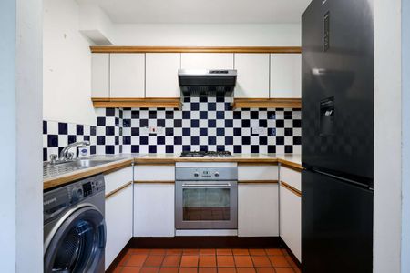 A bright one bedroom apartment situated on the second floor of this well maintained purpose built development. - Photo 4
