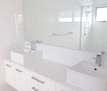 Modern 3 bedroom Townhouse is quiet Hope Island location - Photo 4