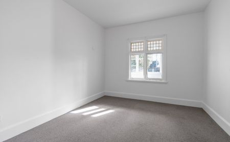 A sunny, spacious home right on the city fringe - Photo 5