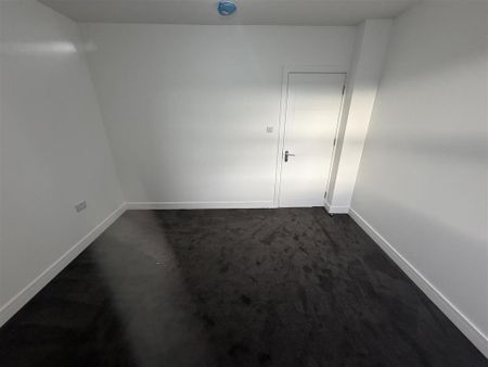 4 bedroom flat to rent - Photo 2