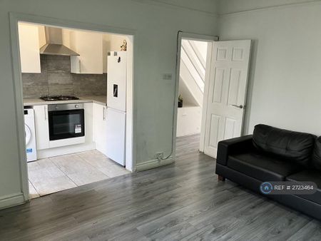 3 bedroom end of terrace house to rent - Photo 2