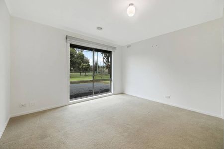 5 Bedroom, 2 Living areas - 850 metres Railway Station - Photo 3