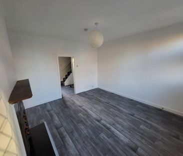 2 Bed Terraced House, Wood Lane, LS26 - Photo 2