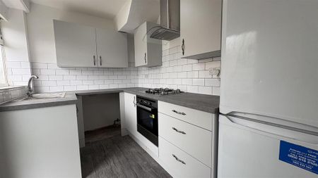 3 bedroom end of terrace house to rent - Photo 2