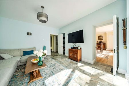 A beautifully appointed family home in the heart of the New Forest. - Photo 5