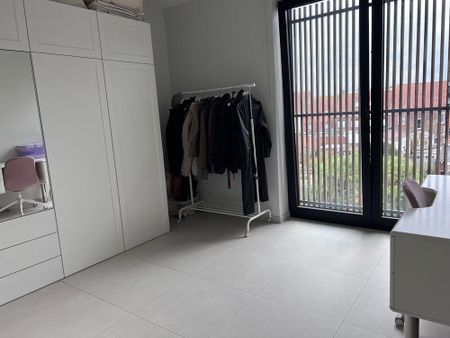 Nieuwbouwappartement met 2 slaapkamers, ruim terras en autostaanplaats in het hartje van Ieper! - Photo 4