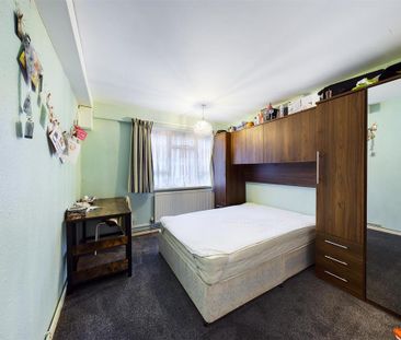 3 bedroom flat to rent - Photo 3