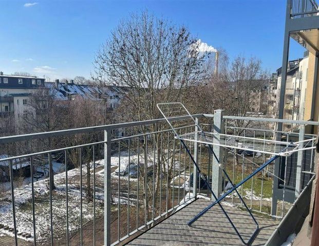 Vollmöblierte und gemütliche DG 3-Zimmer mit Balkon, Laminat und Wanne! - Foto 1