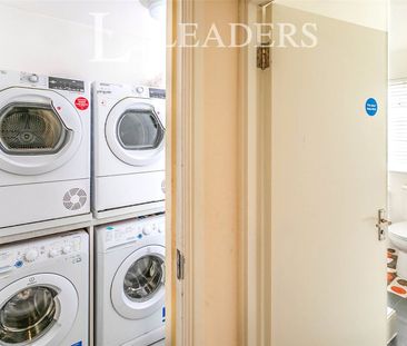 studio to rent High Street, Reigate, RH2 - Photo 2