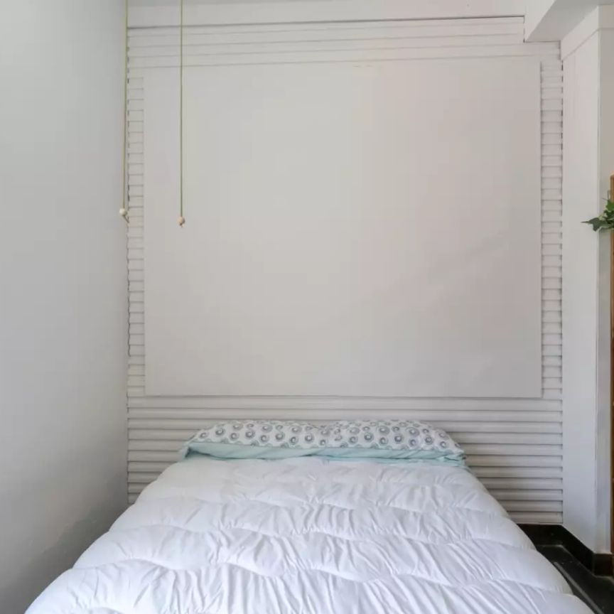 Room in a shared 3-bedroom apartment for rent in Aiora, Valencia, perfect for students and professionals - Photo 1