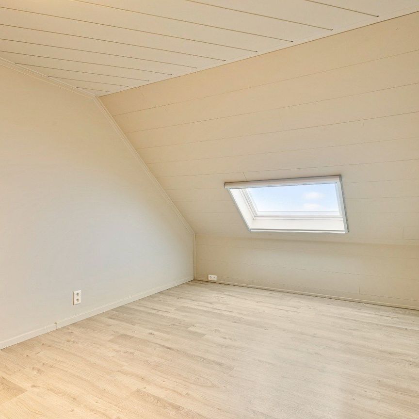 Ruim en zonnig appartement met terras + privé staanplaats - Photo 1