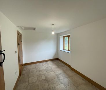 2 bedroom character property to rent - Photo 4