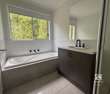 CONTEMPORARY FAMILY LIVING! - Photo 6