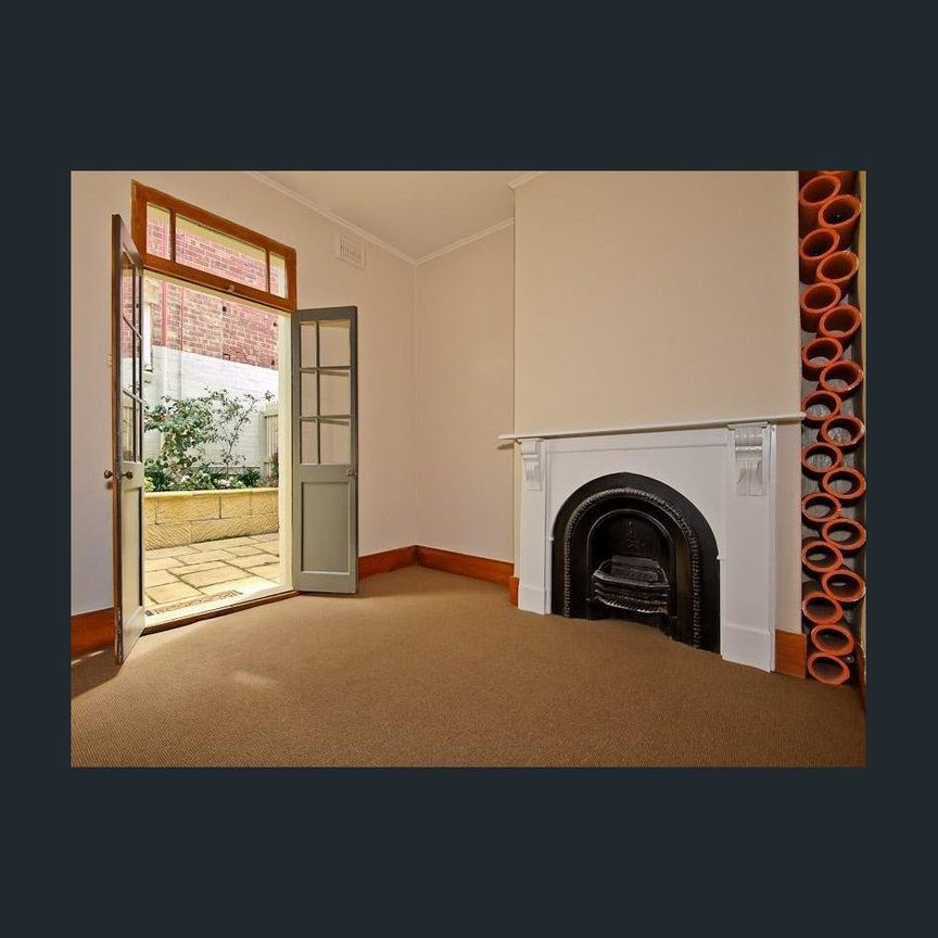 Charming & Stylish - Photo 1