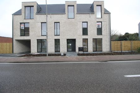 Energiezuinig gelijkvloers nieuwbouwappartement rechts met tuin, terras, autostaanplaats en garage. - Photo 4