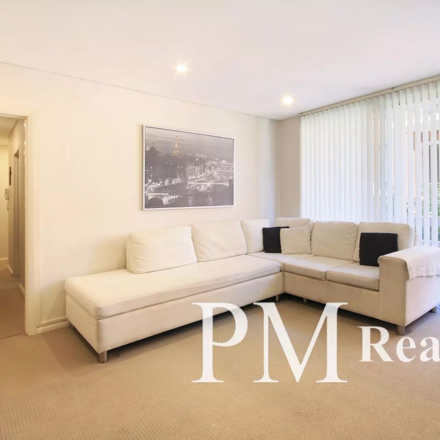 Well-Presented Two Bedroom Apartment in Prime Location - Photo 1