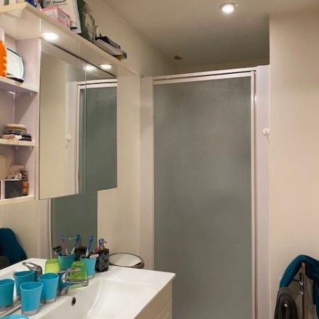 Une maison mitoyenne d'un côté située à proximité des commerces et d'une école - Photo 4