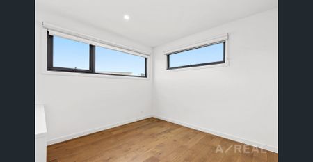 Architecturally Designed Townhouse in a Prime Inner-City Location - Photo 3