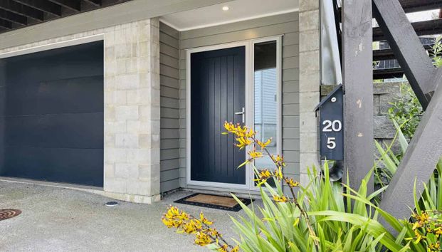 Modern & sunny 3 bedroom home in prime location - Photo 1