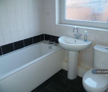 3 bedroom flat to rent - Photo 2