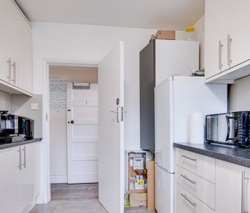 Large Three Bedroom Flat With Private Balcony Wembley Park HA9 - Photo 4