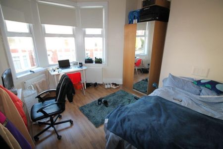 4 bedroom flat to rent - Photo 2