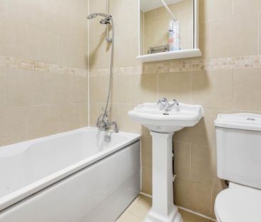 3 bedroom flat to rent - Photo 6