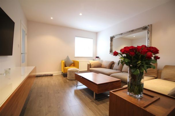 The Spur, Slough - Photo 1