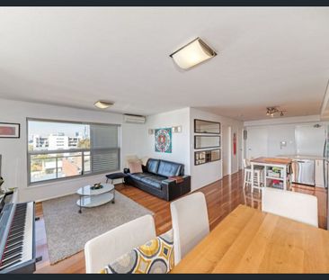 LIGHT & BRIGHT, FURNISHED APARTMENT - Photo 2