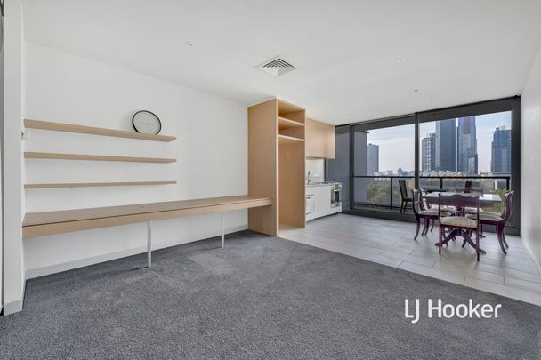 Premium Waterfront View apartment in CBD! - Photo 1