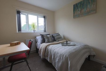4 bedroom semi-detached house to rent - Photo 2