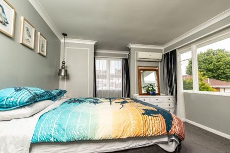 Family home in Hillpark - Photo 2