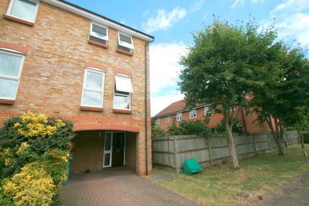 3 bedroom end of terrace to rent Farriers Road, Epsom, KT17 - Photo 2